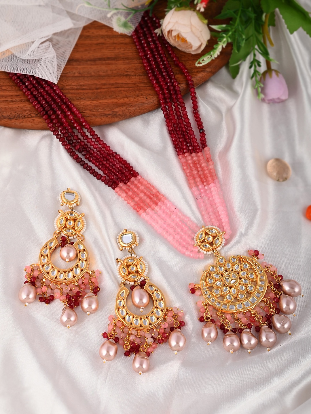 

DASTOOR Gold-Plated White & Red Kundan Studded & Beaded Jewellery Set