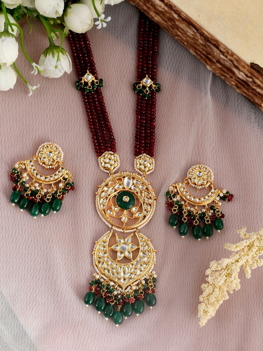 

DASTOOR Gold-Plated Red & Green Kundan Studded & Beaded Jewellery Set