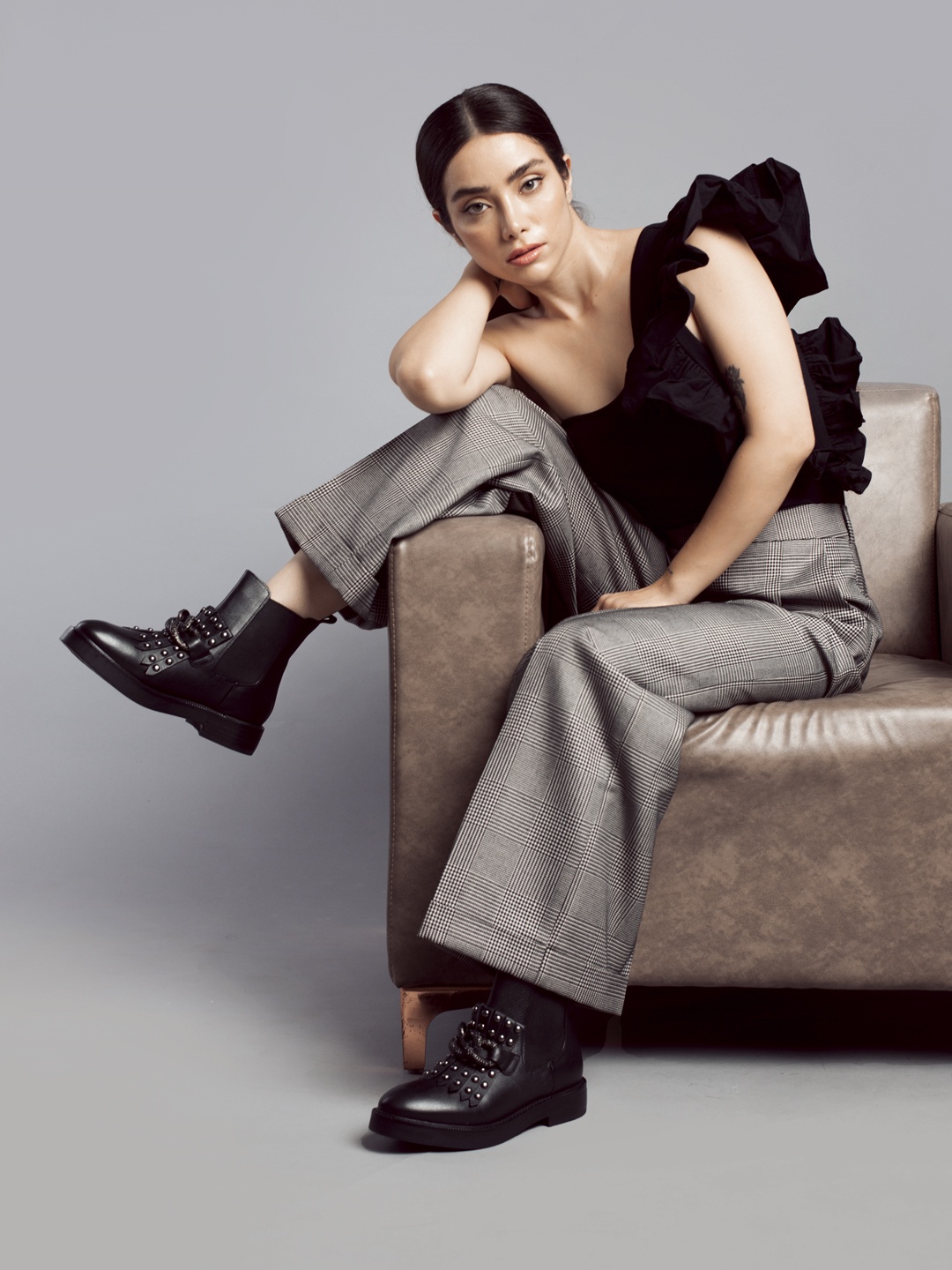 

Saint G Black Leather Chain Link Decor Studded Mid-Top Chelsea Boots