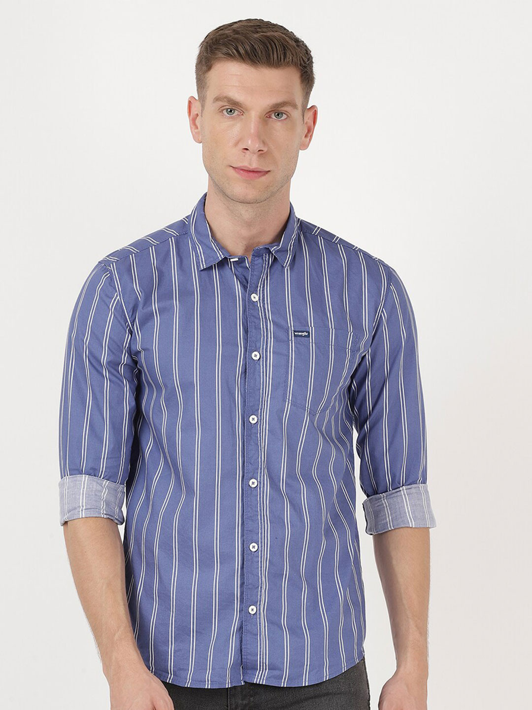

Wrangler Men Blue & White Slim Fit Striped Casual Shirt