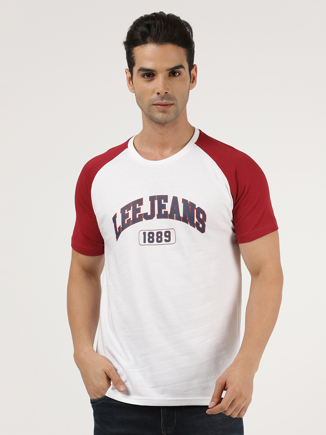 

Lee Men White & Red Typography Printed Slim Fit T-shirt