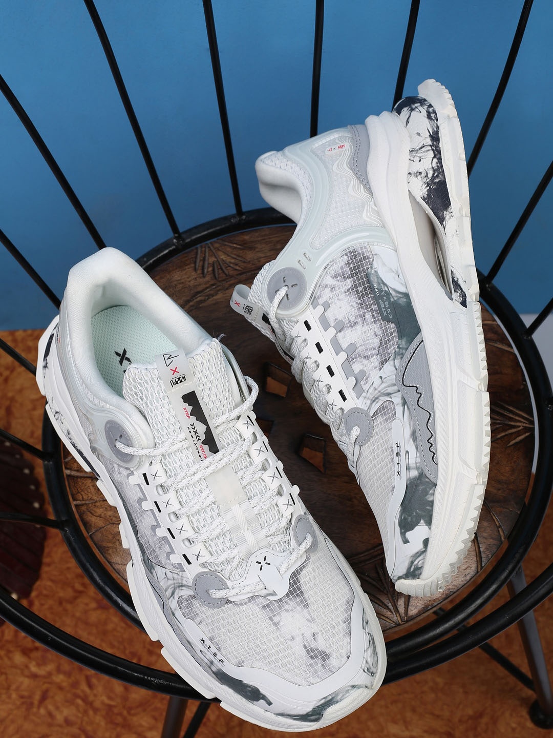 

Xtep Men White Woven Design Sneakers