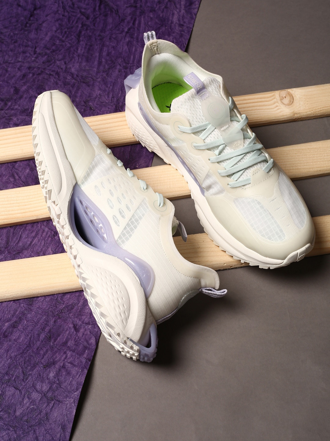 

Xtep Women White Colourblocked Sneakers