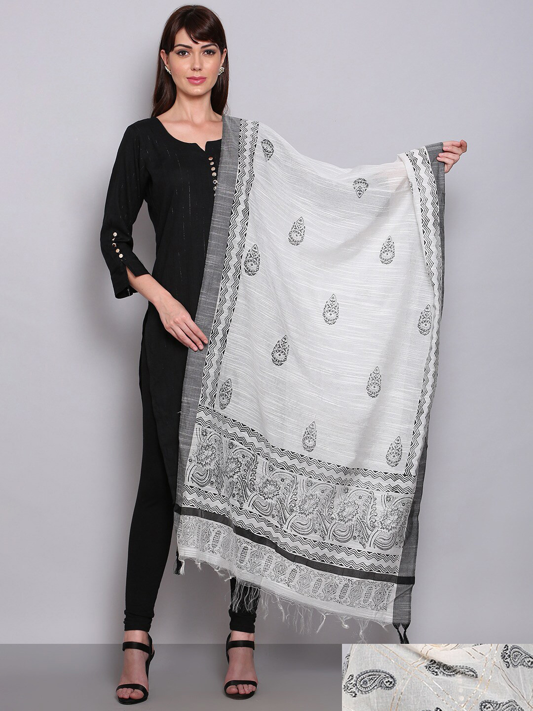 

Miaz Lifestyle White & Black Paisley Woven Design Bandhani Cotton Dupatta