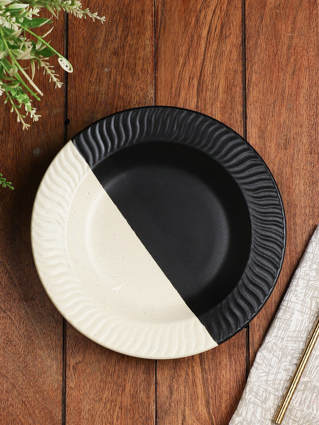 

MIAH Decor Dishwasher And Microwave Safe Printed Stoneware Matte Plate, Black
