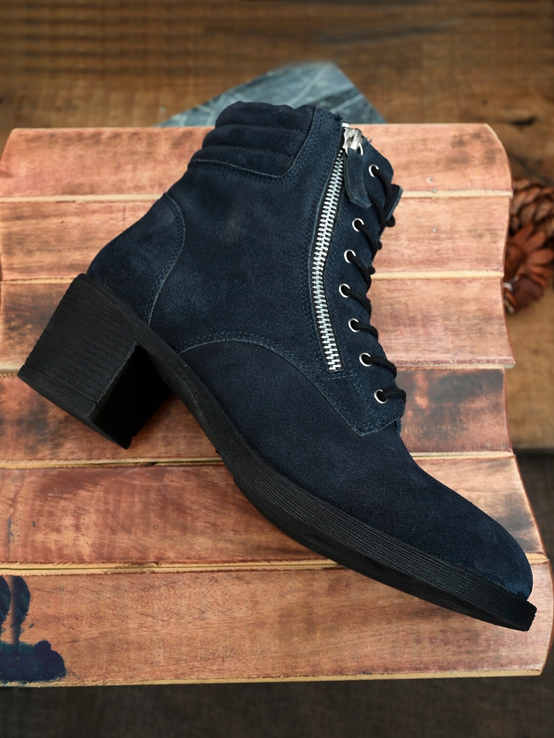 

Roadster Women Navy Blue Solid Suede Leather Casual Boots