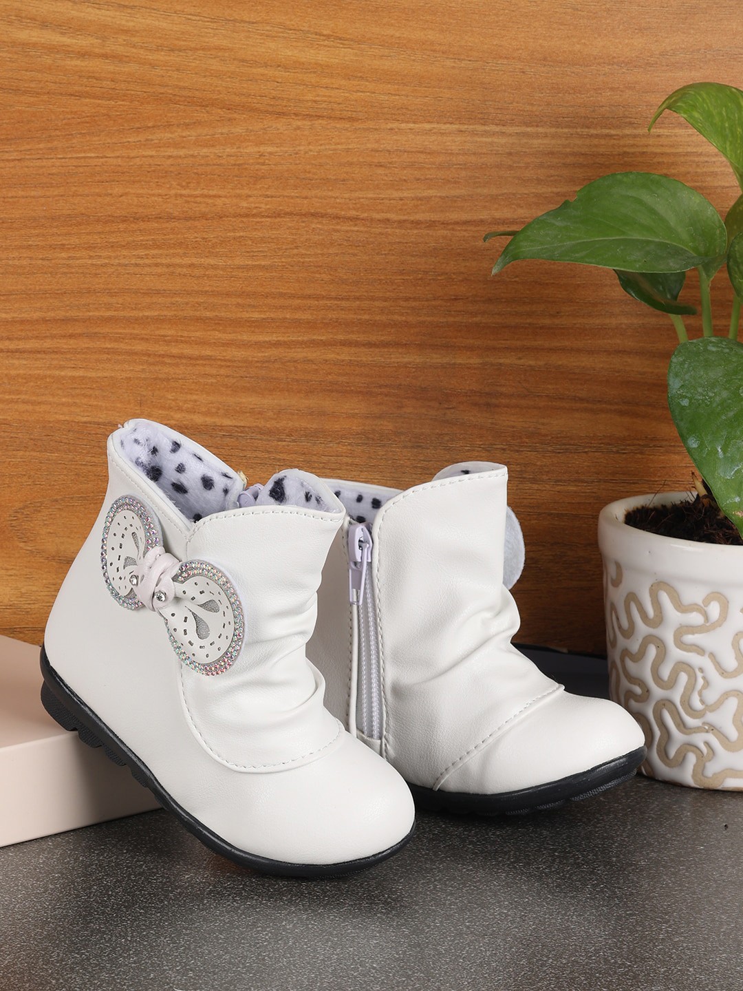 

PASSION PETALS Girls White PU Sneakers