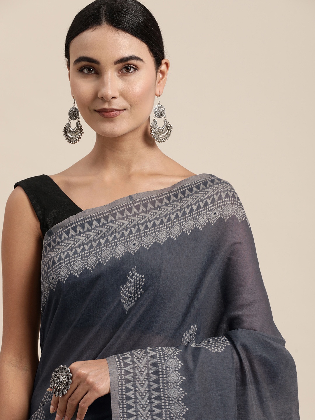 

VISHNU WEAVES Grey & White Ethnic Motifs Banarasi Saree
