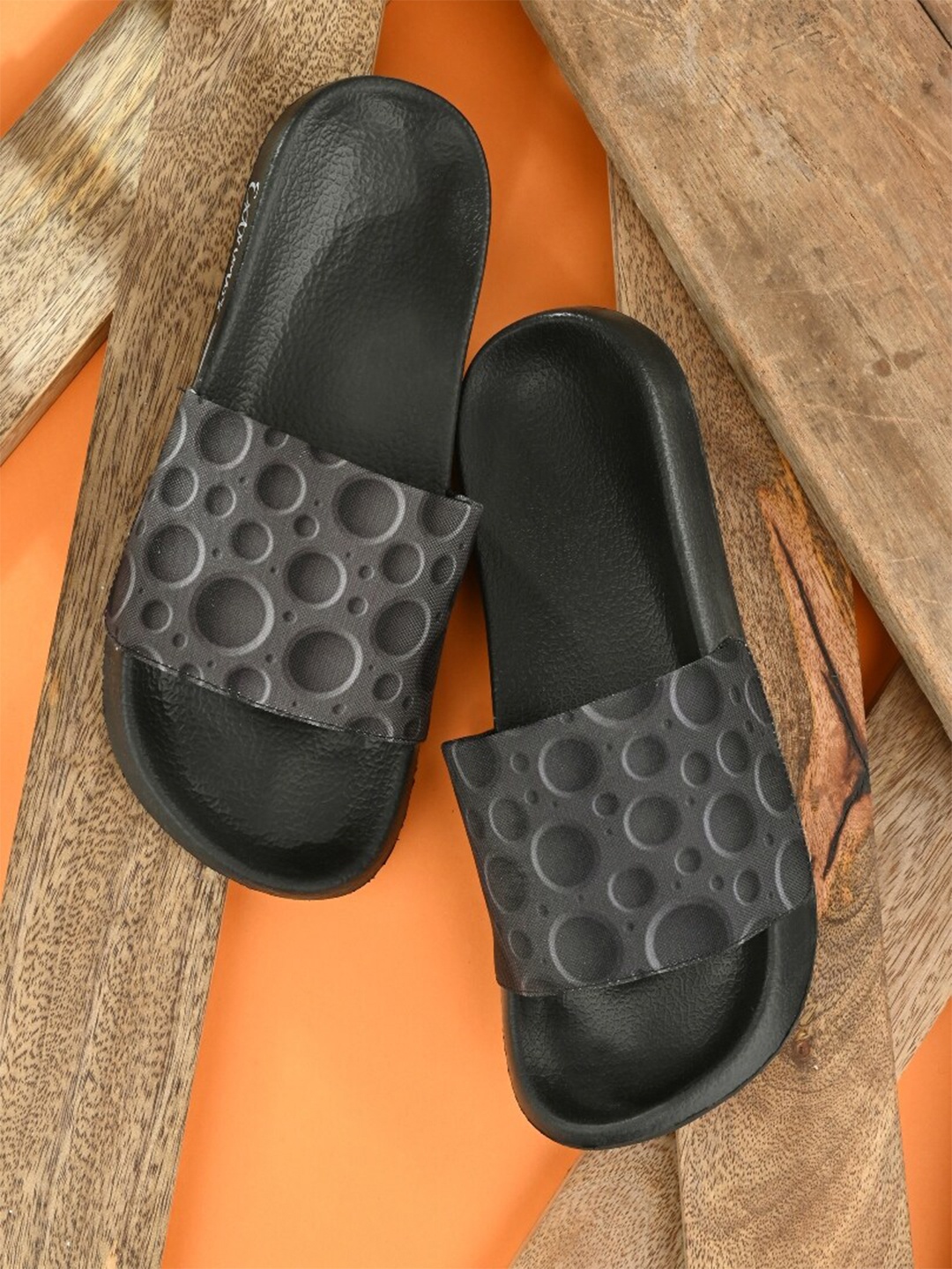 

EXTRIMOS Men Black & Grey Printed Sliders