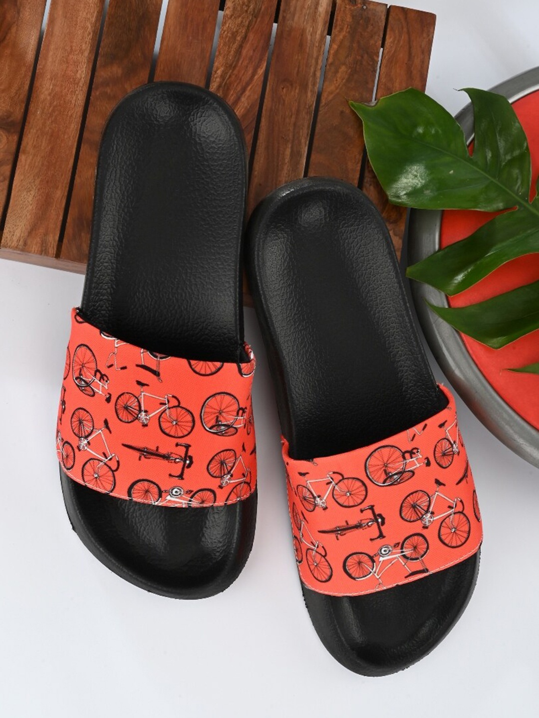 

EXTRIMOS Men Orange & White Printed Sliders