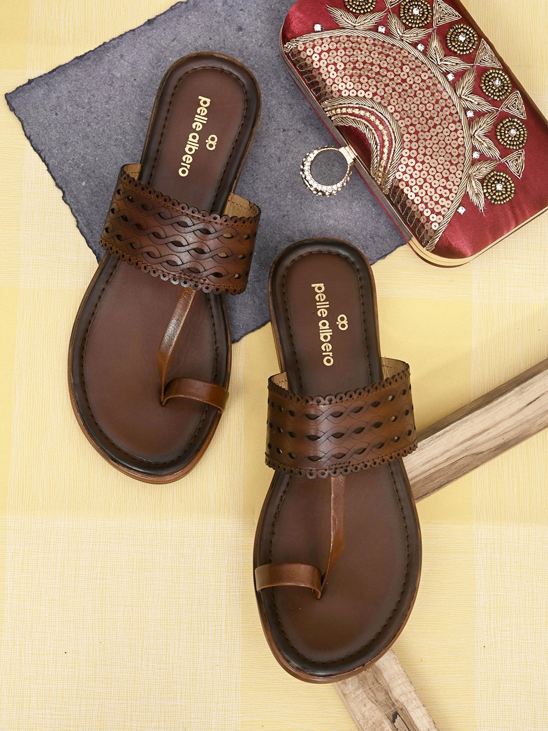 

pelle albero Women Brown Textured Open Toe Flats