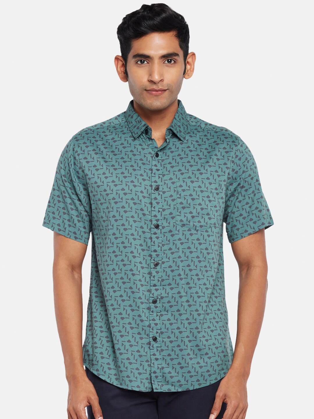 

BYFORD by Pantaloons Men Green Printed Short Sleeves Casual Shirt