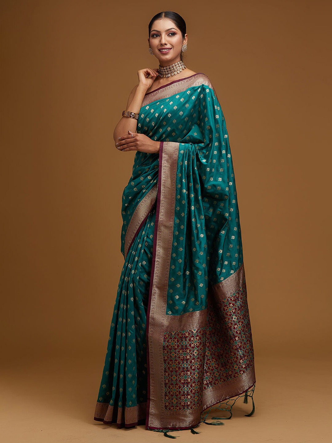 

Koskii Green & Gold-Toned Woven Design Zari Brocade Banarasi Saree