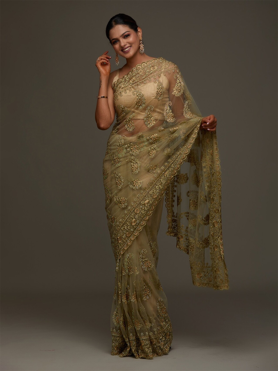 

Koskii Green & Gold-Toned Embellished Beads and Stones Supernet Saree