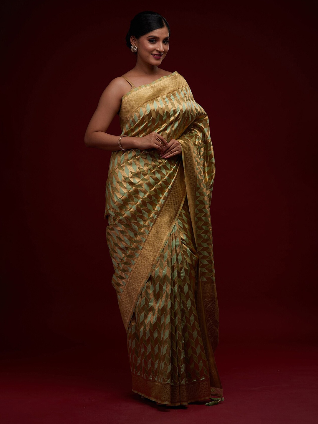 

Koskii Green & Gold-Toned Woven Design Zari Art Silk Banarasi Saree