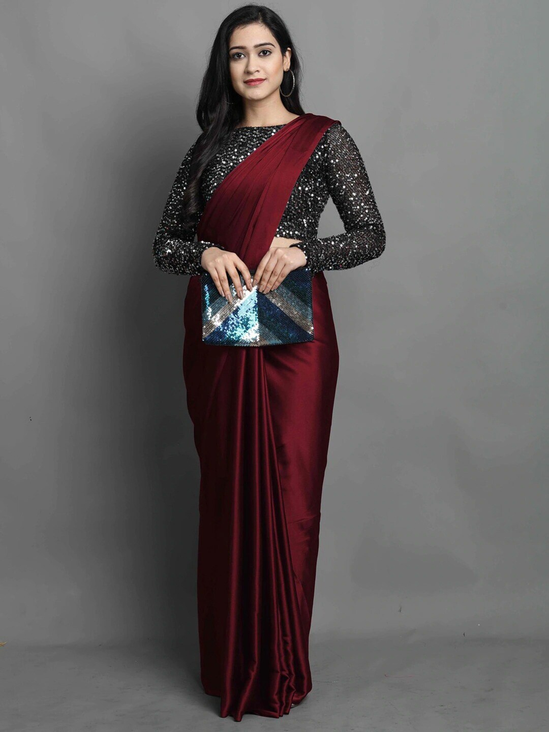 

Globon Impex Maroon & Black Sequinned Satin Saree