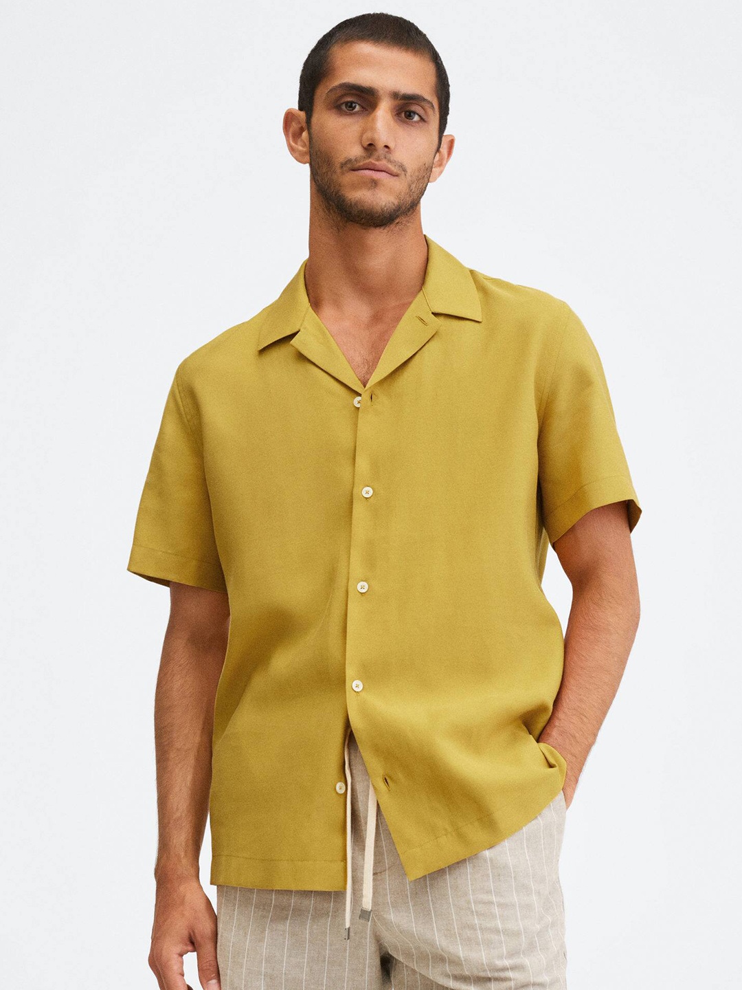 

MANGO MAN Solid Olive Green Casual Shirt