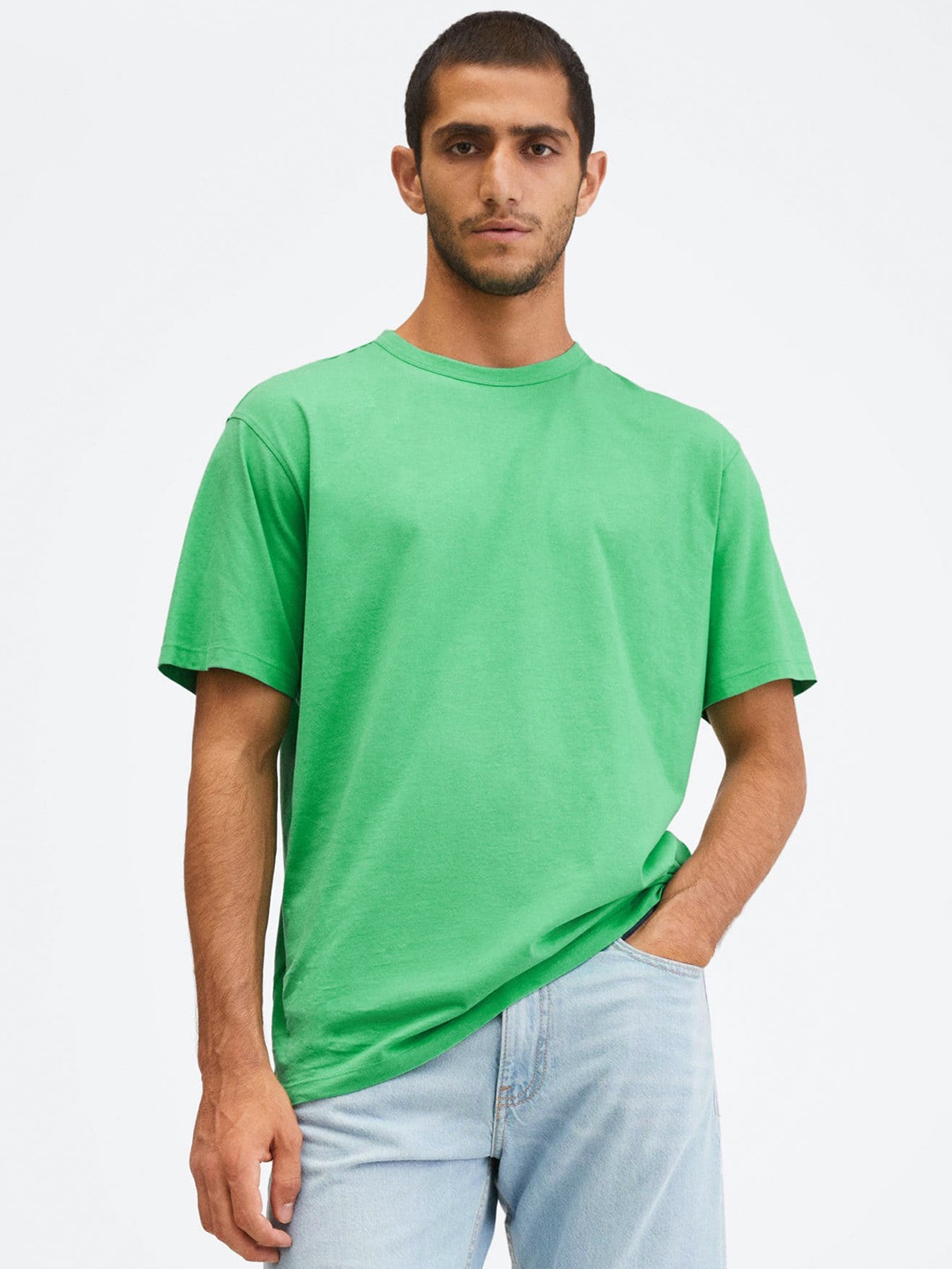 

MANGO MAN Green Solid Pure Cotton T-shirt
