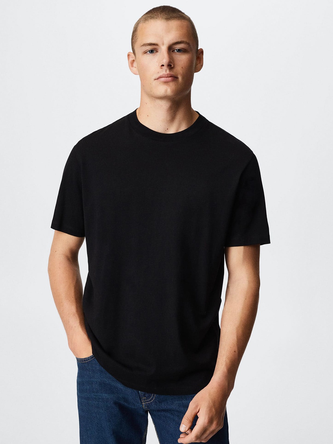 

MANGO MAN Black Pure Cotton Solid T-shirt