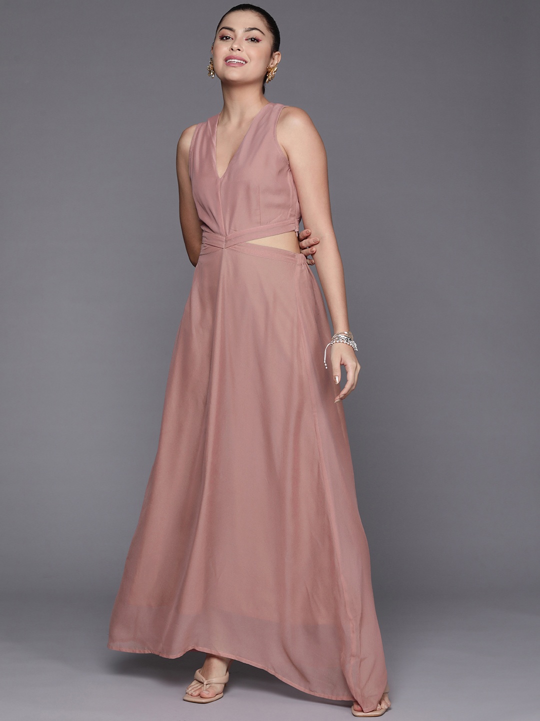 

SASSAFRAS Women Dusty Pink Solid Georgette Maxi Dress, Rose