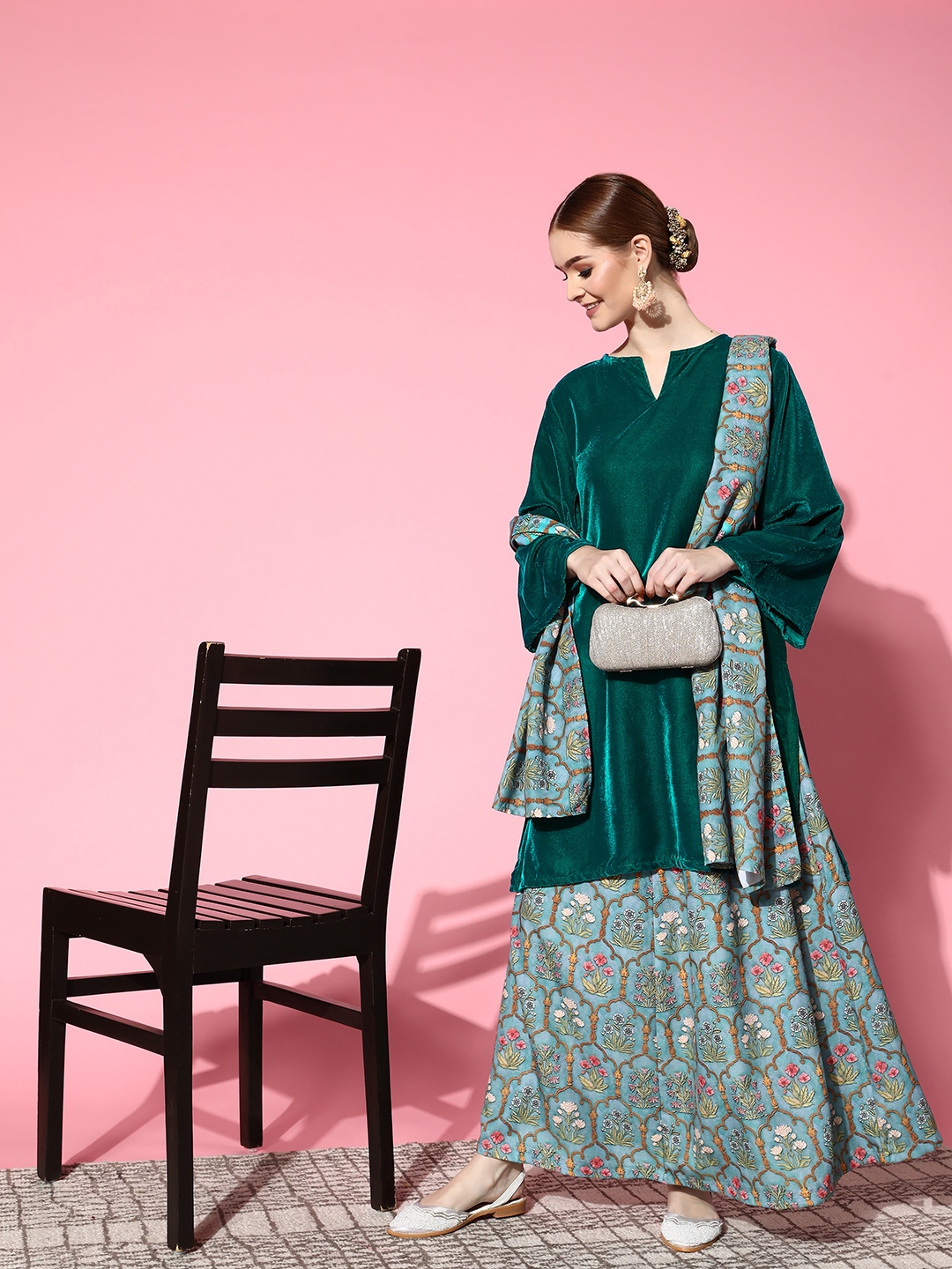 

InWeave Women Solid Velvet Velvet Kurta Set, Teal
