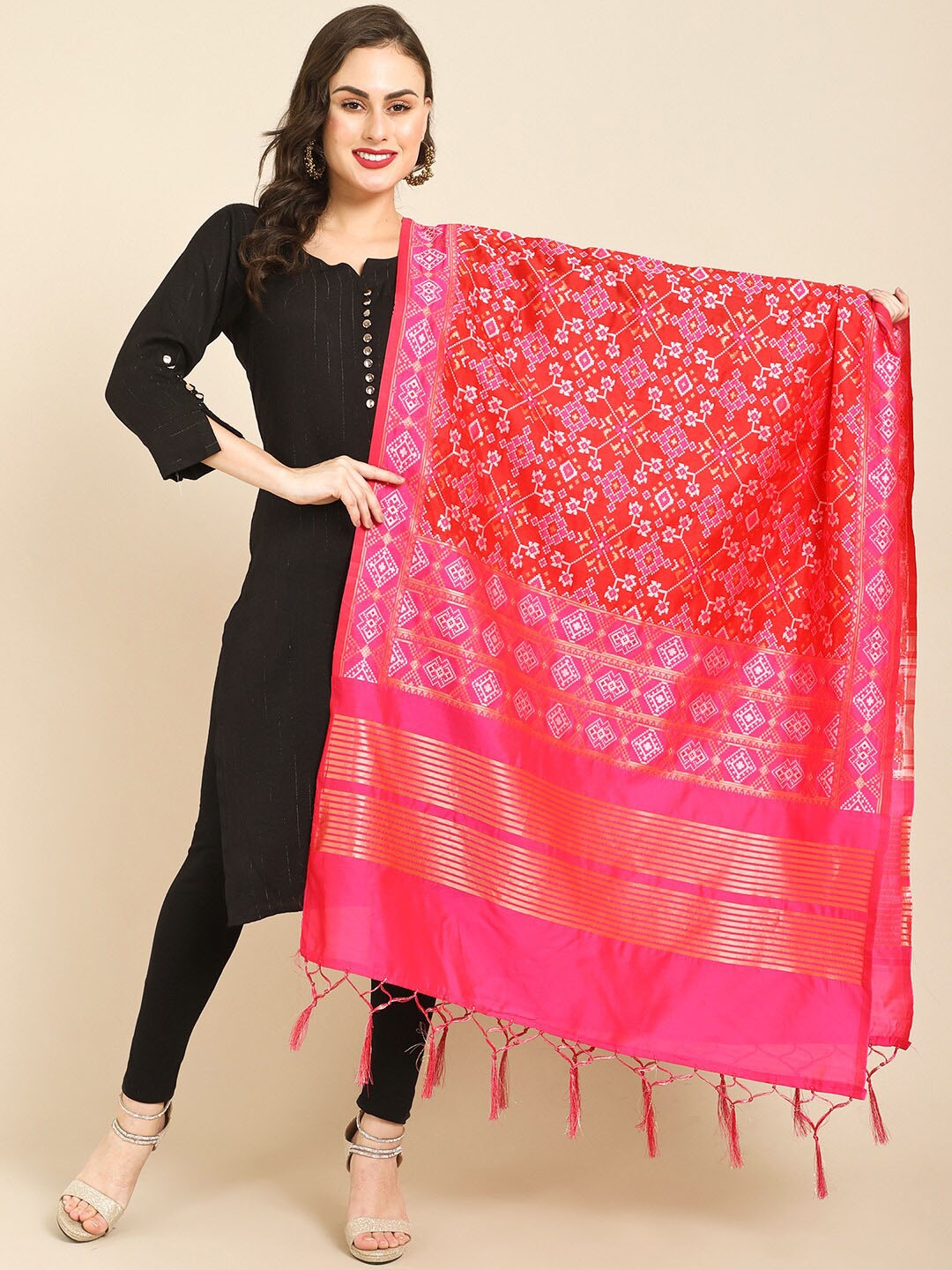 

Miaz Lifestyle Women Pink & Gold-Toned Printed Kalamkari Dupatta