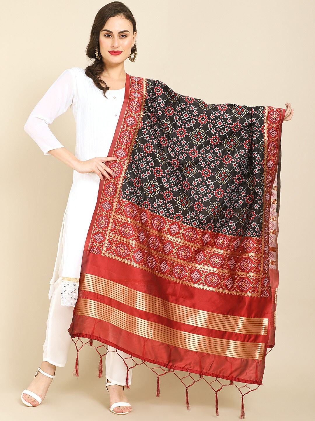 

Miaz Lifestyle Red & Black Ethnic Motifs Printed Block Print Dupatta