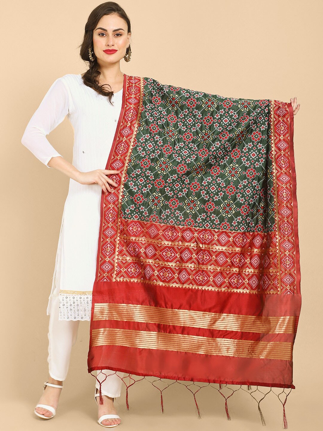 

Miaz Lifestyle Red & Green Ethnic Motifs Printed Block Print Dupatta