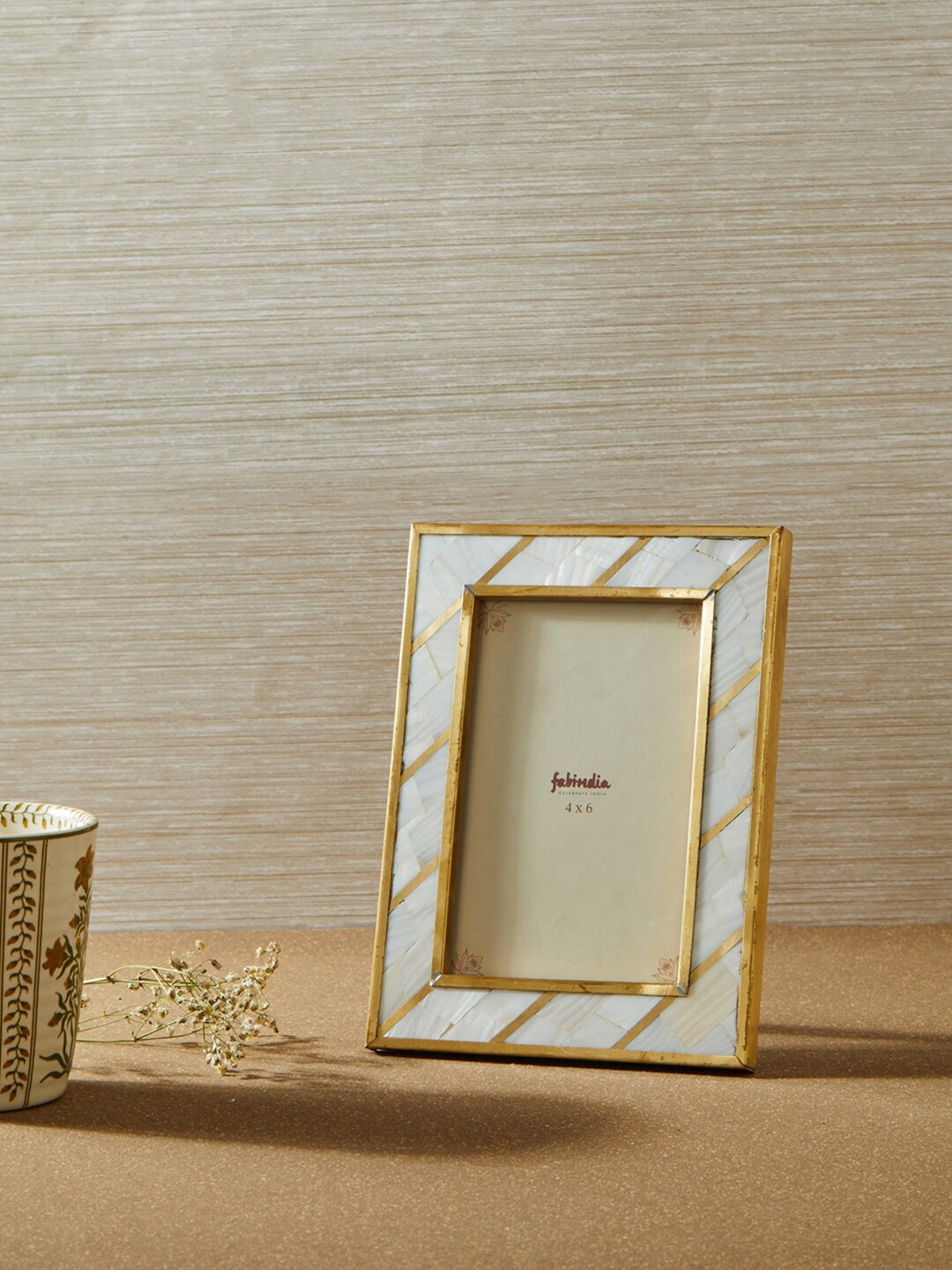 

Fabindia White & Gold Solid Photo Frames