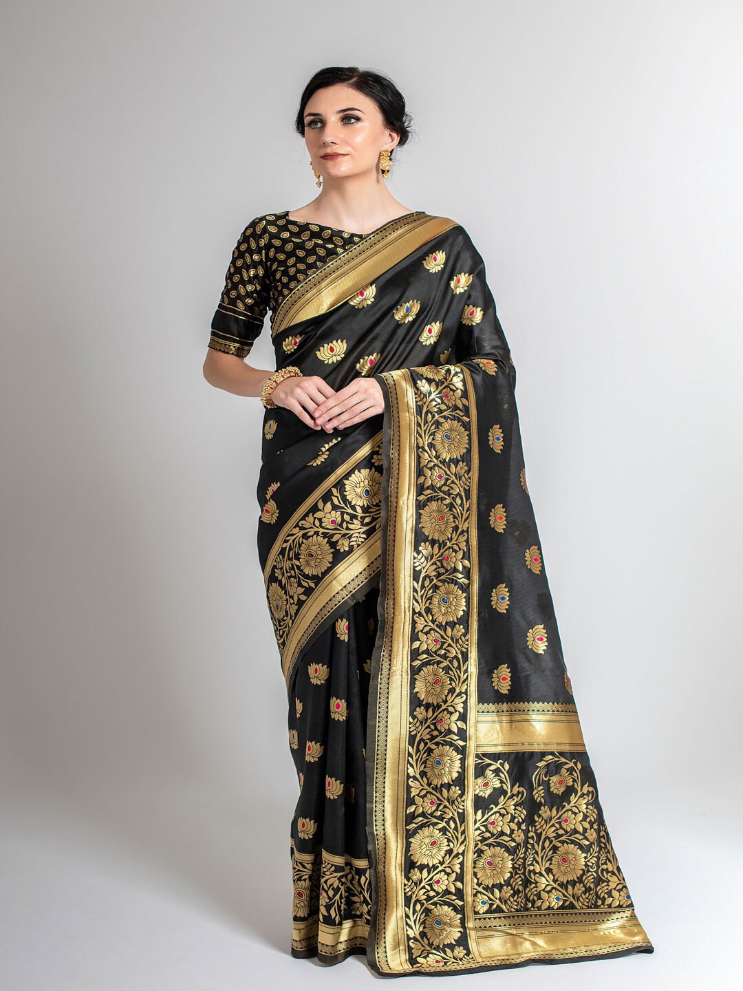 

Lilots Black & Gold-Toned Floral Zari Silk Blend Kota Saree