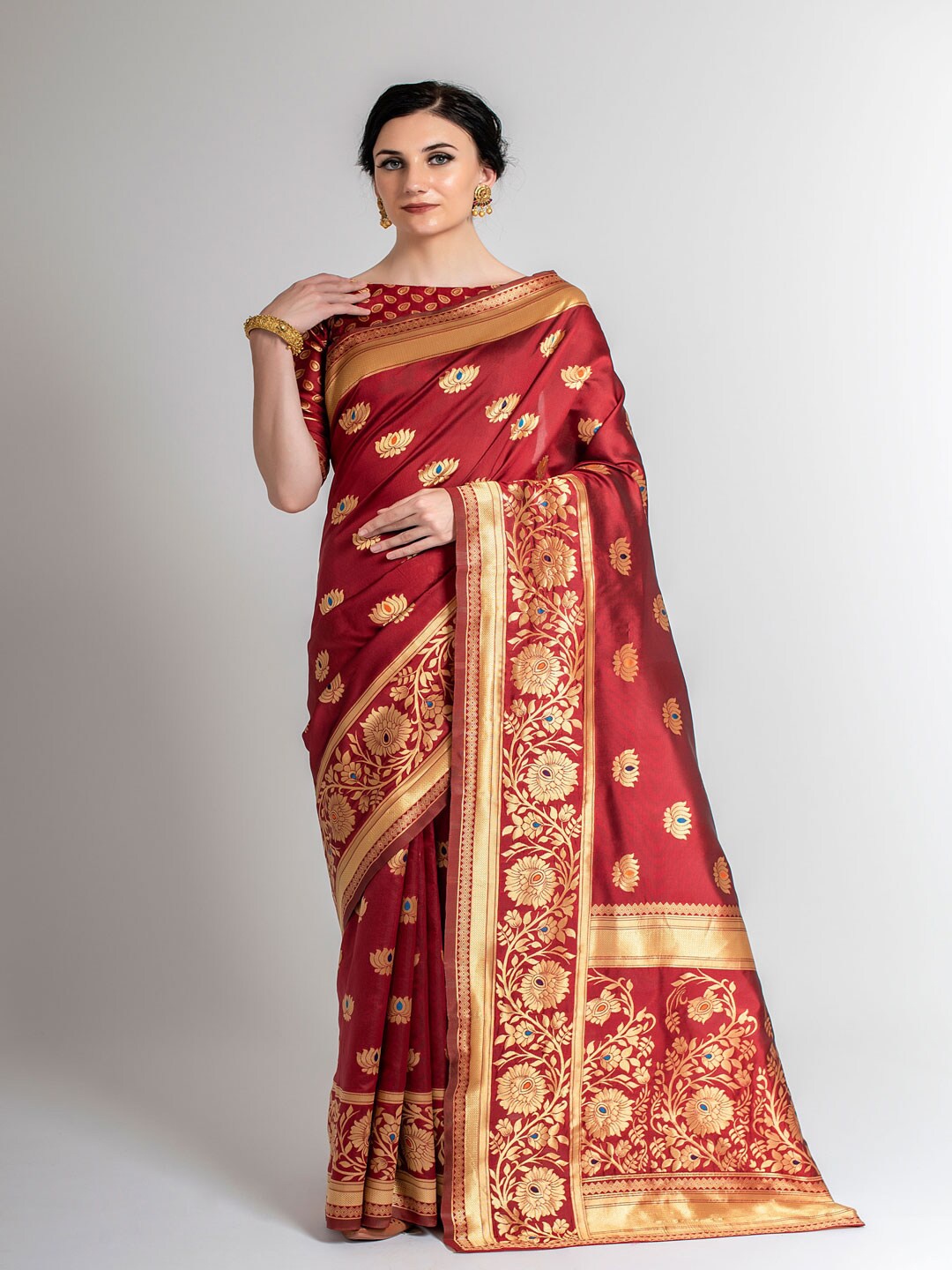 

Lilots Red & Gold-Toned Floral Zari Silk Blend Kota Saree