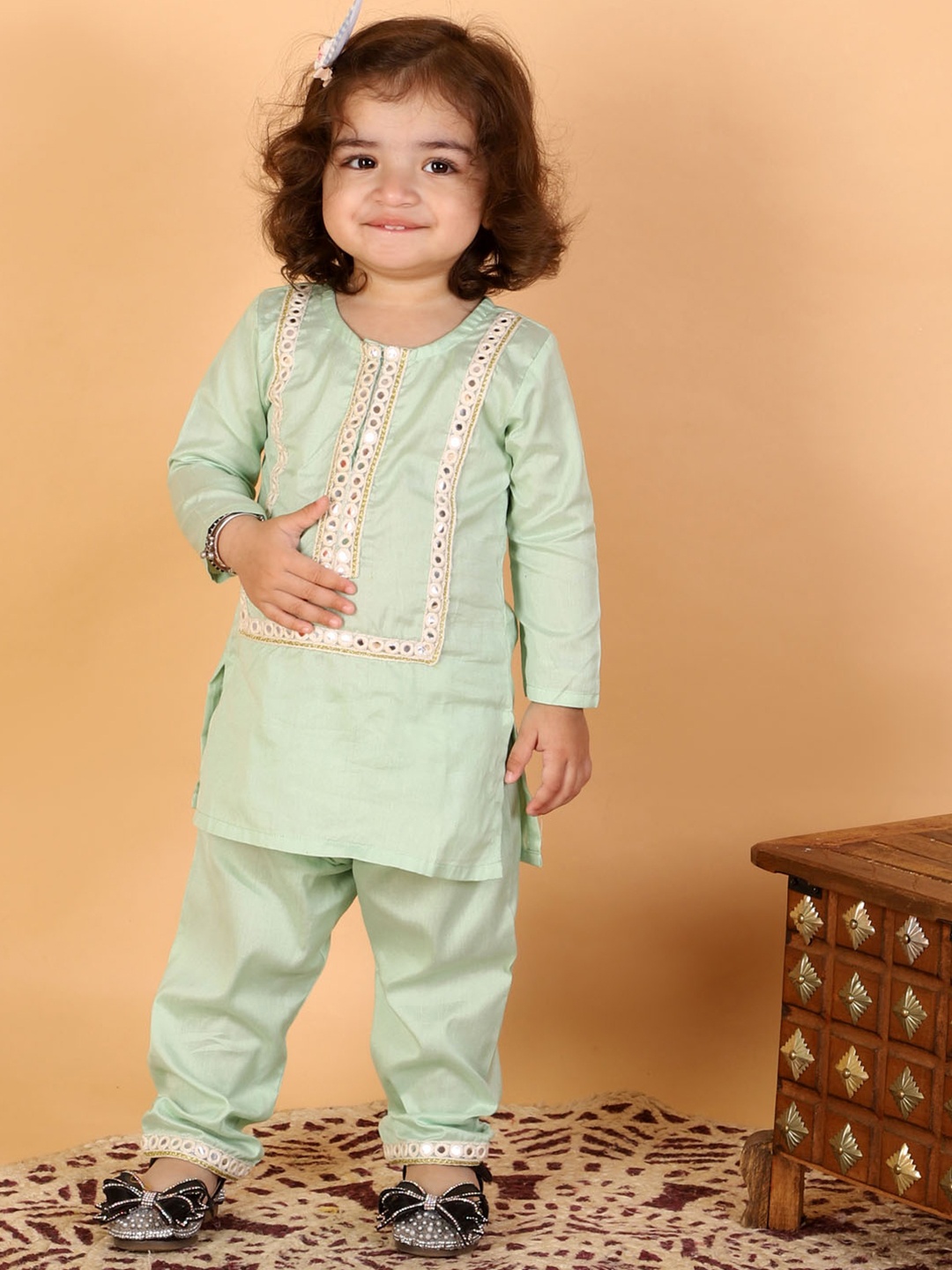

VASTRAMAY Girls Green Floral Embroidered Kurta with Trouser