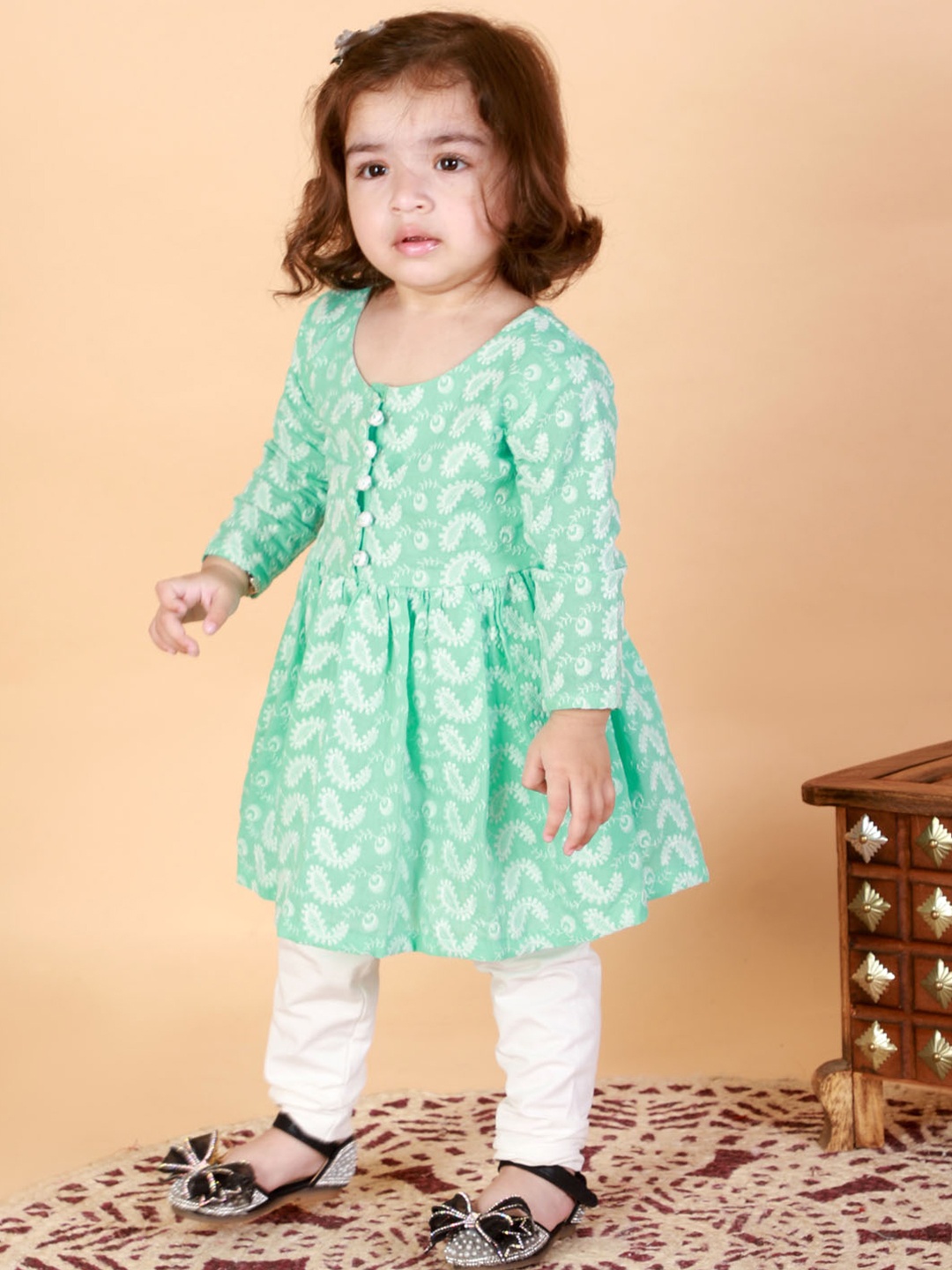 

VASTRAMAY Girls Green Pleated Chikankari Pure Cotton Kurti with Trousers
