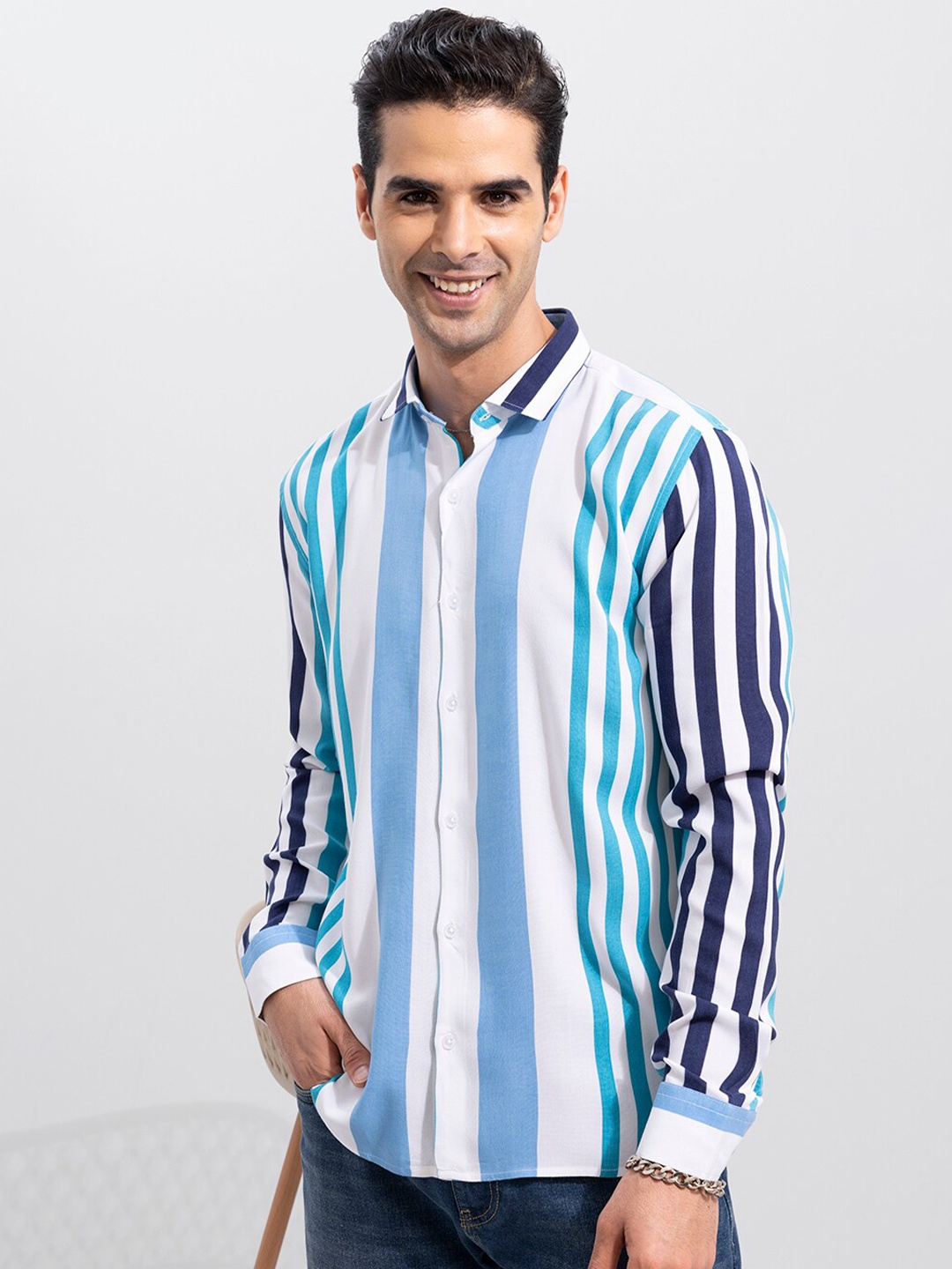 

Snitch Men White and Blue Slim Fit Striped Casual Shirt