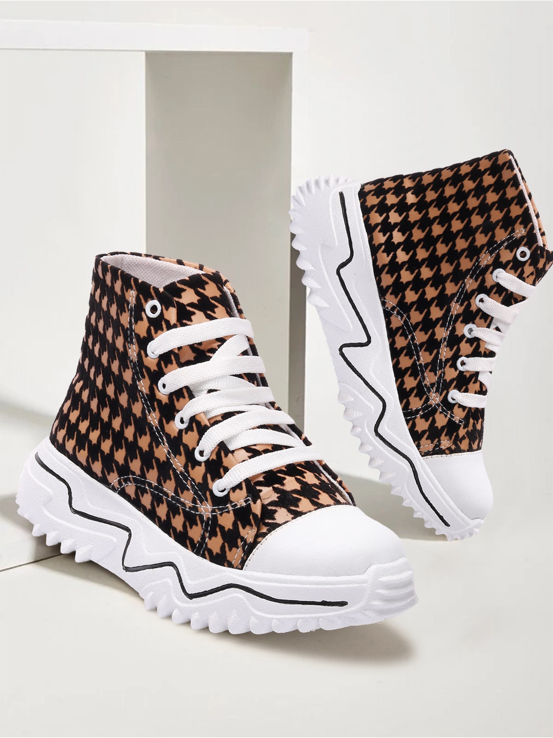 

Alishtezia Women Tan And Black Printed Regular Boots