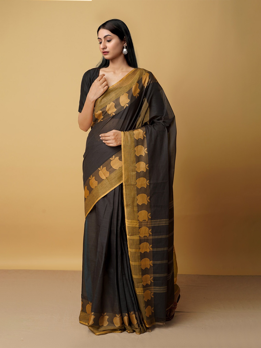 

Unnati Silks Black & Gold-Toned Woven Design Zari Pure Cotton Kanjeevaram Saree