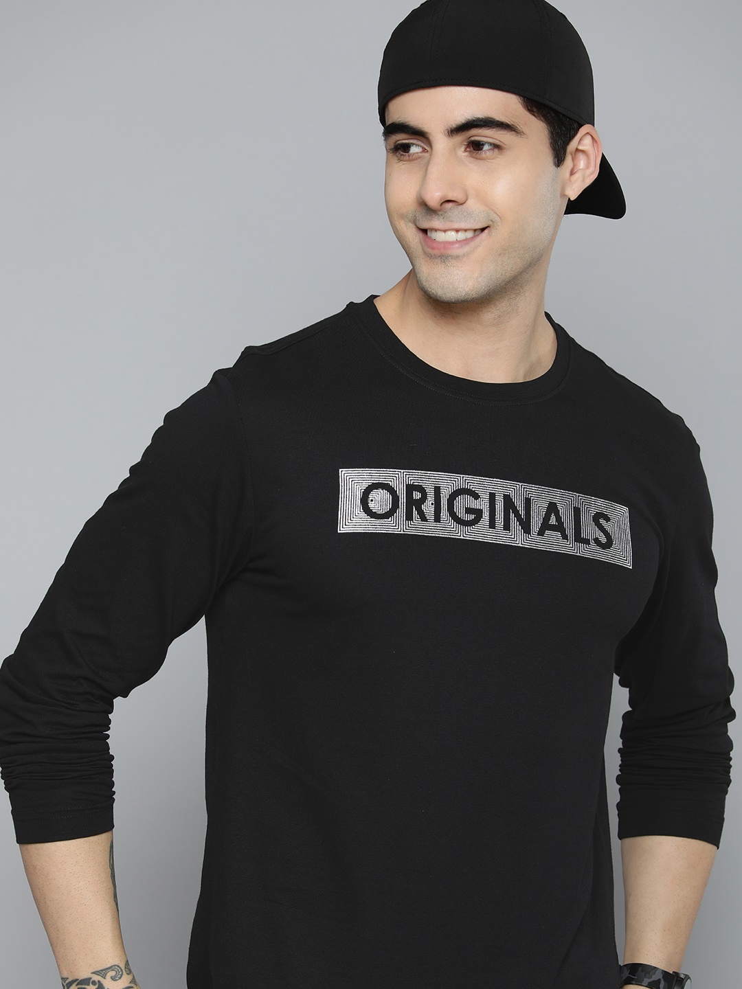 

HERE&NOW Men Black & Grey Printed Pure Cotton T-shirt