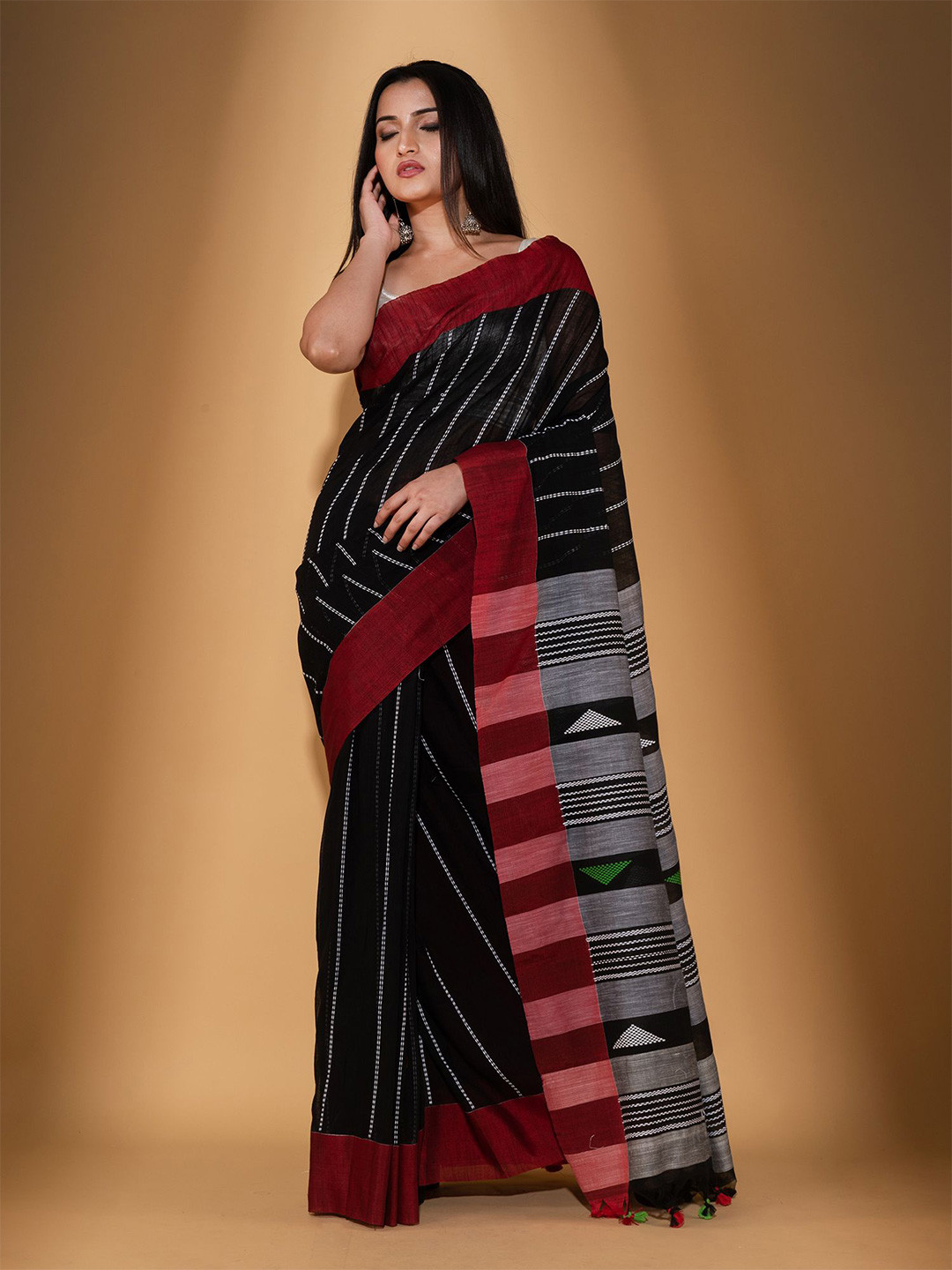 

BEATITUDE Black & Grey Woven Design Pure Cotton Saree