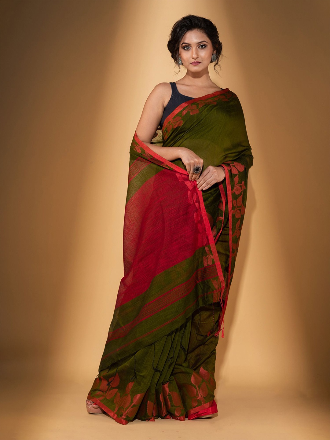 

BEATITUDE Women solid Green & Red Saree