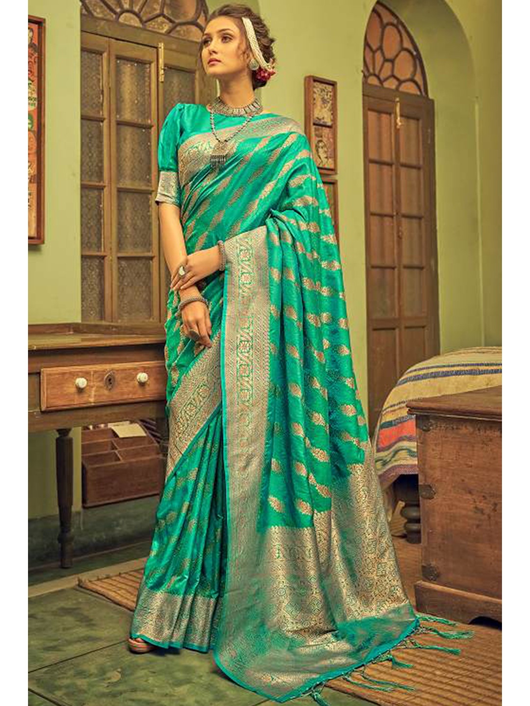 

KARAGIRI Sea Green & Gold-Toned Woven Design Zari Banarasi Silk Saree