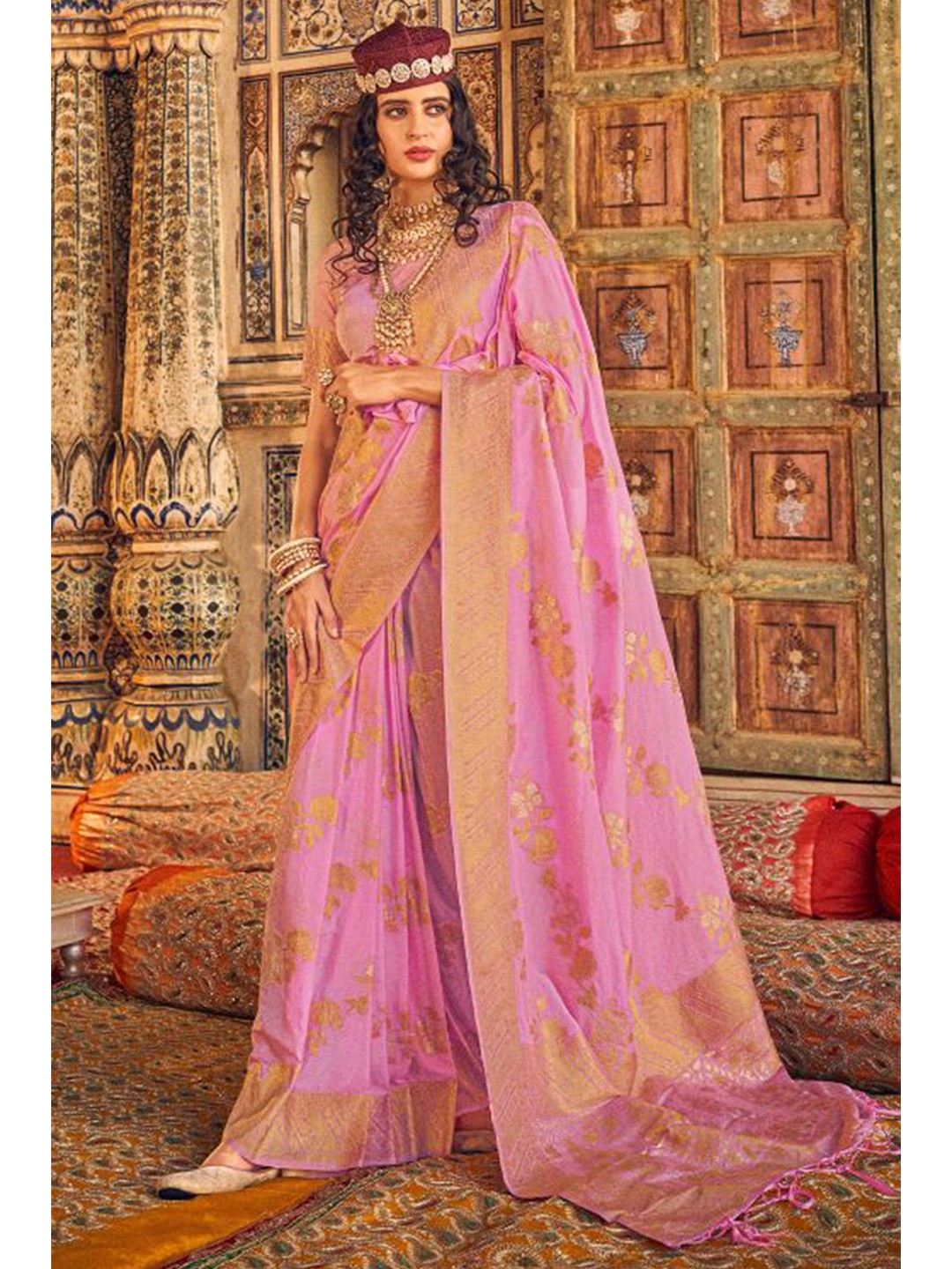 

KARAGIRI Women Pink & Gold-Toned Floral Zari Saree