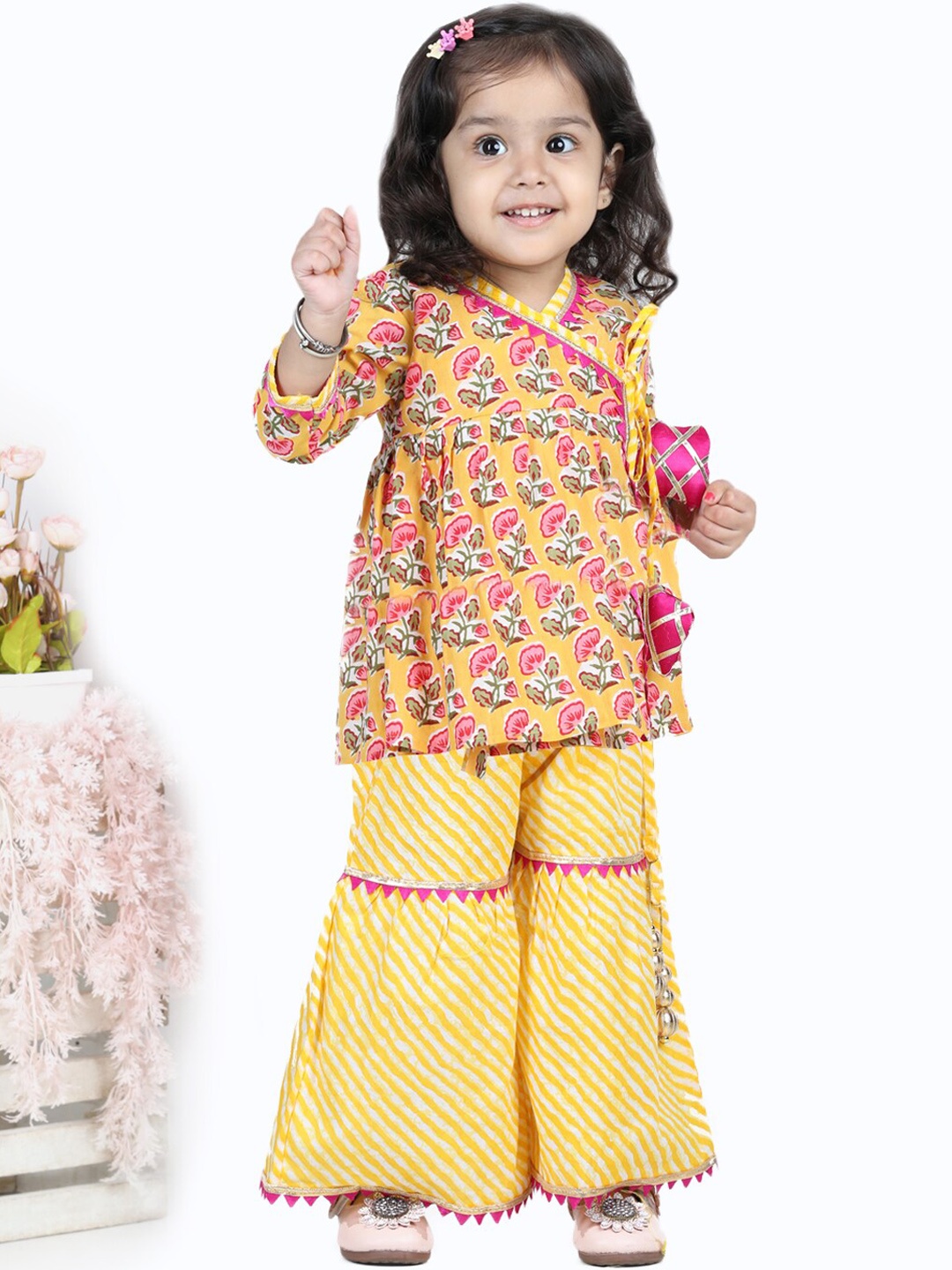 

BownBee Girls Yellow Ethnic Motifs Printed Gotta Patti Pure Cotton Kurta Set