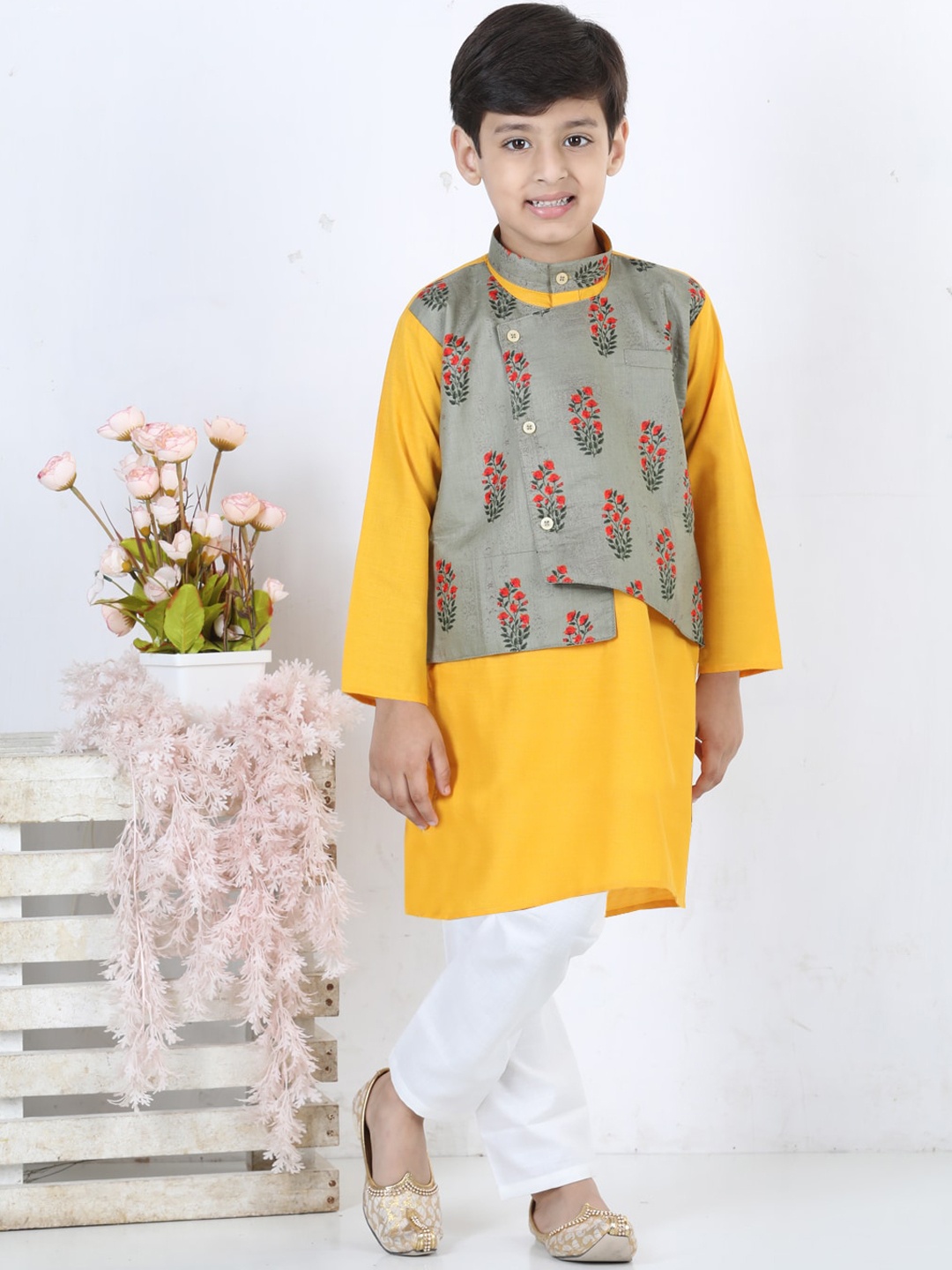 

BownBee Boys Grey Floral Printed Angrakha Pure Cotton Kurta with Trouser