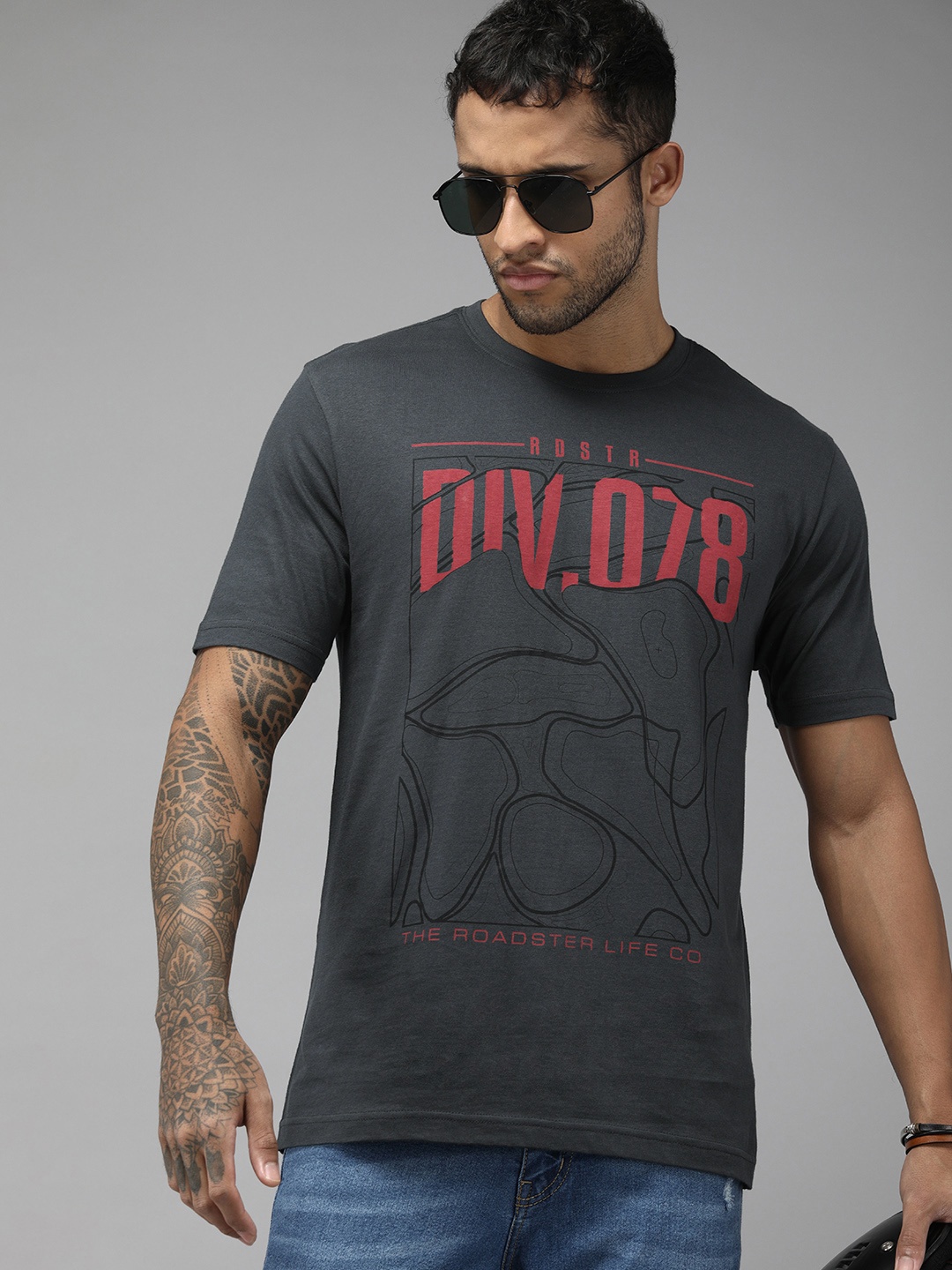 

Roadster Men Charcoal Grey & Red Printed Pure Cotton T-shirt
