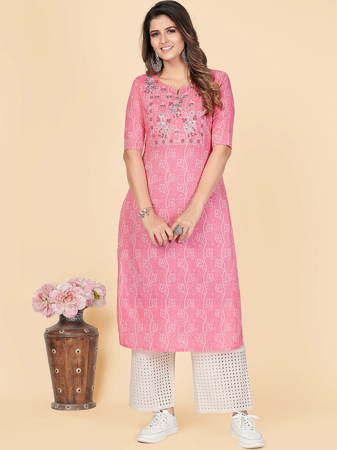 

Vbuyz Women Pink Floral Printed Thread Work Kurta