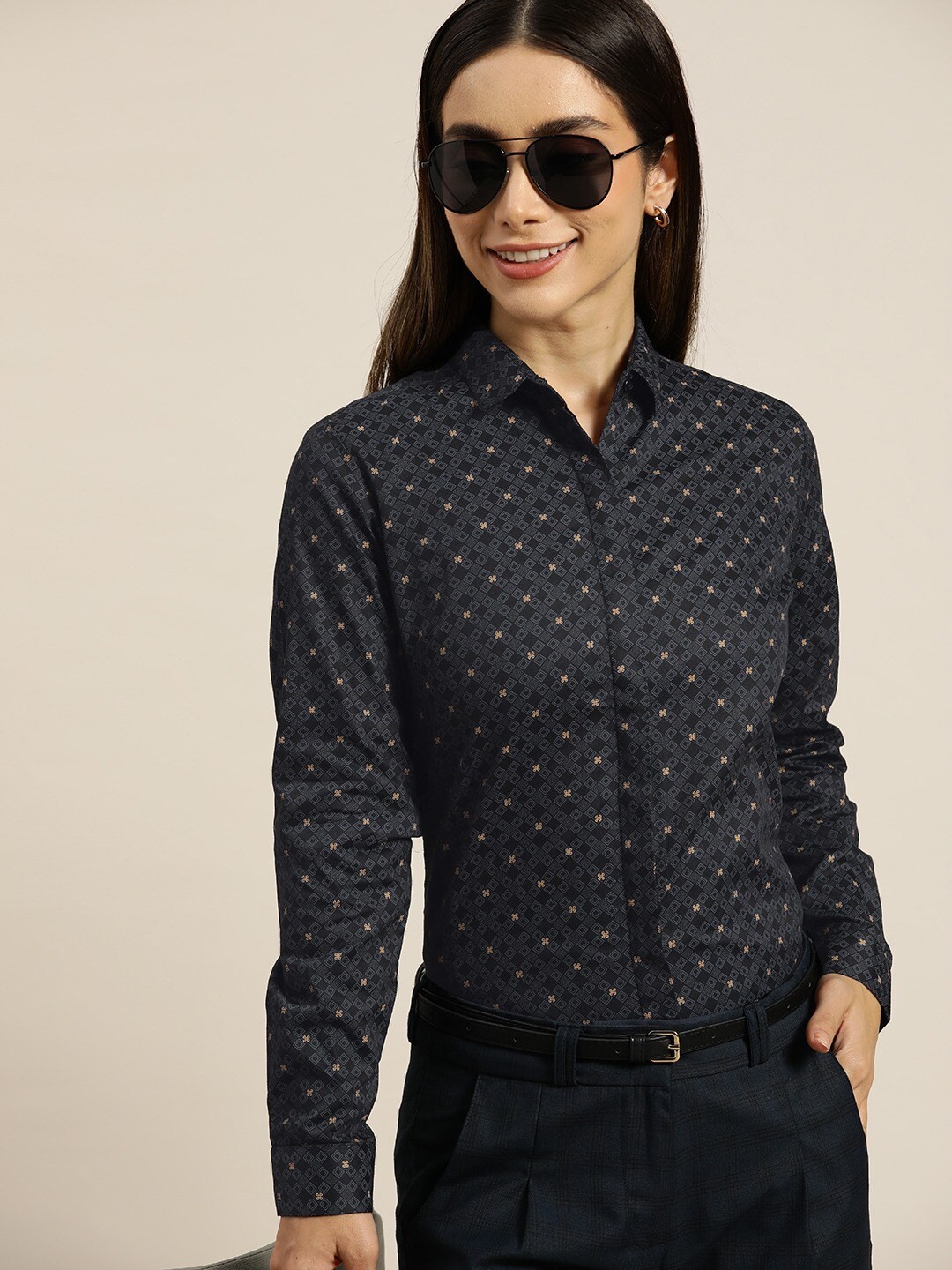 

Hancock Women Black Standard Slim Fit Printed Formal Shirt