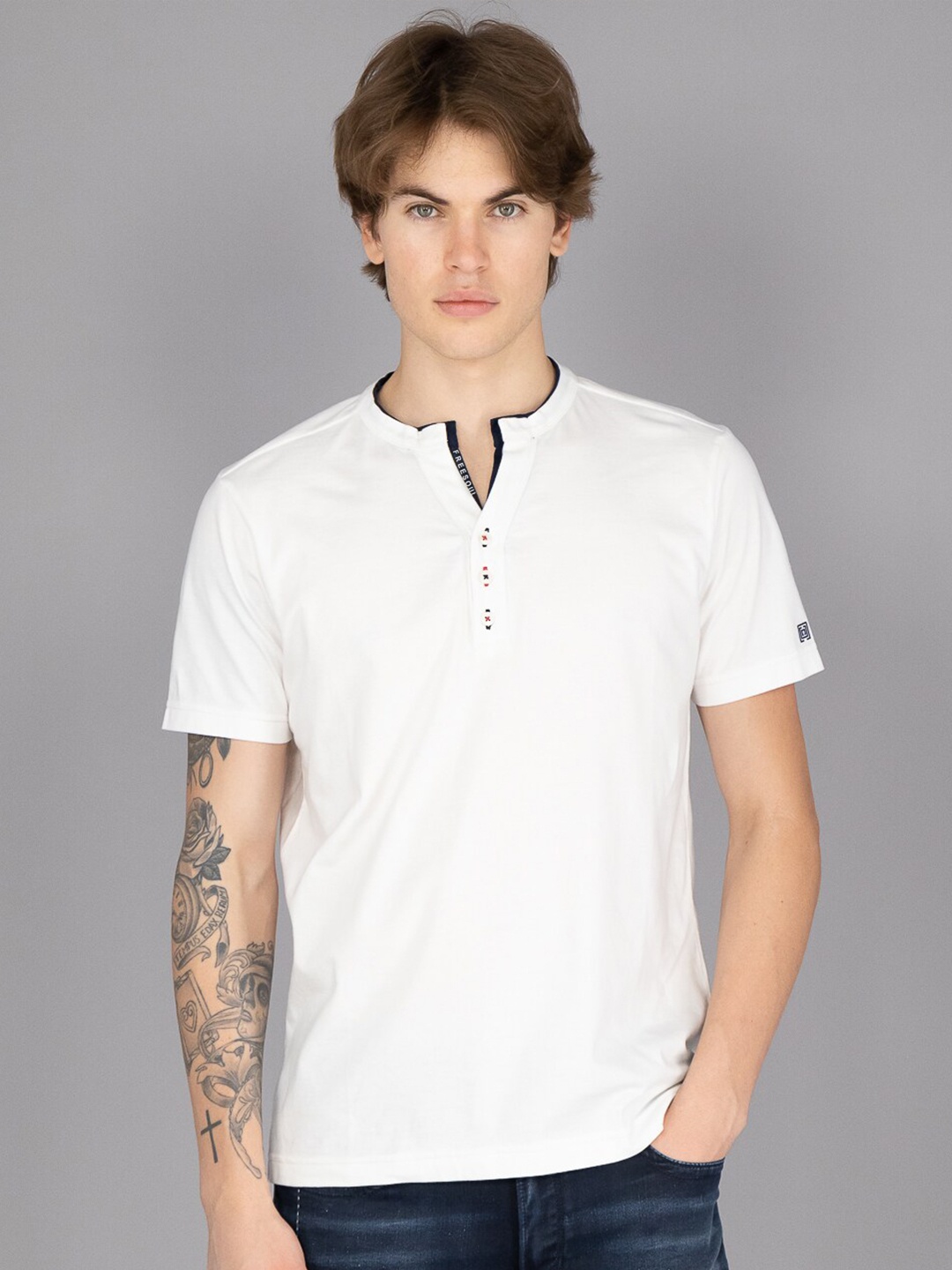 

FREESOUL Men White Solid Henley Neck T-shirt