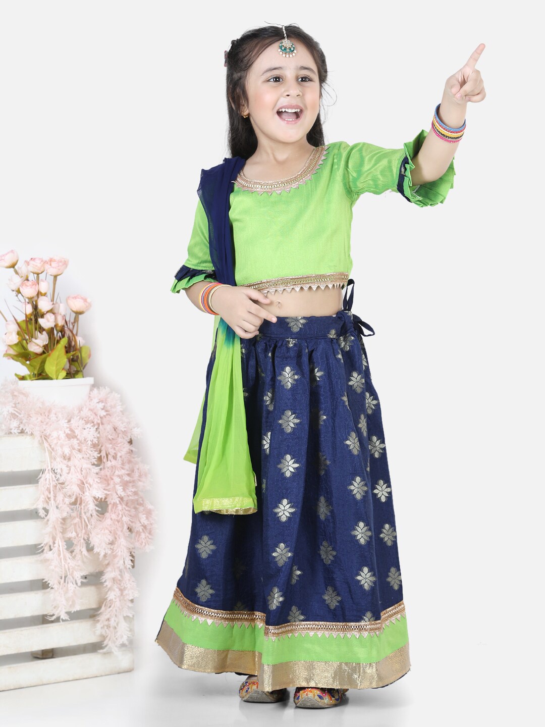 

BownBee Girls Blue & Green Ready to Wear Lehenga & Blouse With Dupatta