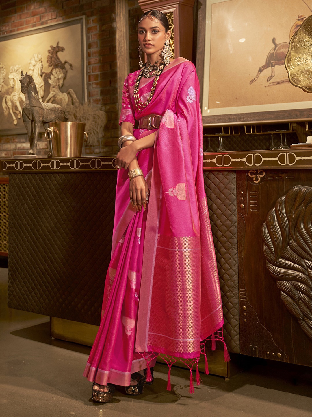 

Mitera Pink & Gold-Toned Woven Design Zari Silk Blend Banarasi Saree