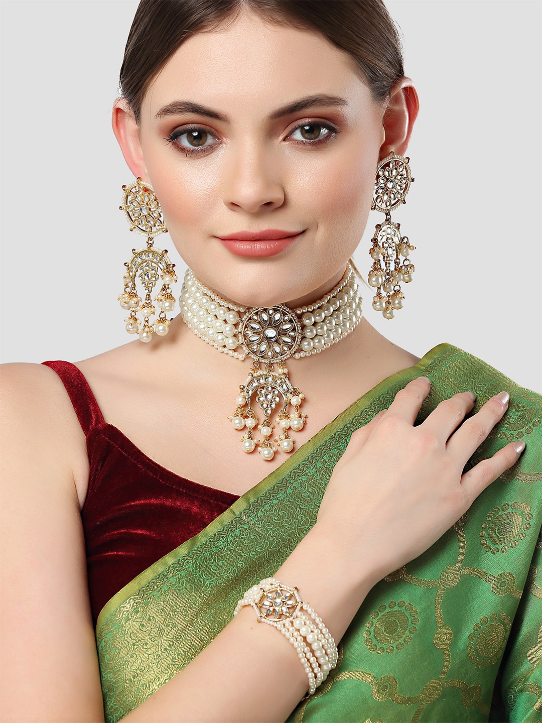 

KARATCART Gold-Plated & White Kundan Studded & Beaded Handcrafted Jewellery Set